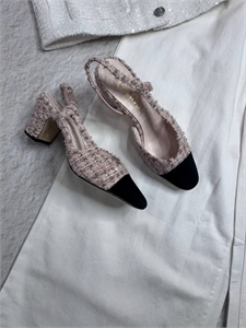 {{productViewItem.photos[photoViewList.activeNavIndex].Alt || productViewItem.photos[photoViewList.activeNavIndex].Description || 'Туфли CHANEL'}}