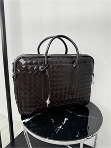 {{productViewItem.photos[photoViewList.activeNavIndex].Alt || productViewItem.photos[photoViewList.activeNavIndex].Description || 'Портфель BV'}}