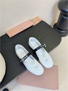 {{productViewItem.photos[photoViewList.activeNavIndex].Alt || productViewItem.photos[photoViewList.activeNavIndex].Description || 'Балетки MIU MIU'}}