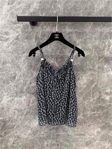 {{productViewItem.photos[photoViewList.activeNavIndex].Alt || productViewItem.photos[photoViewList.activeNavIndex].Description || 'Топ CHANEL'}}