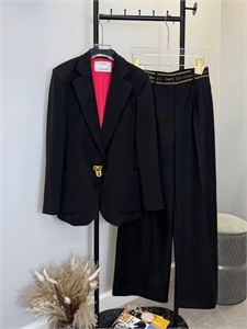 {{productViewItem.photos[photoViewList.activeNavIndex].Alt || productViewItem.photos[photoViewList.activeNavIndex].Description || 'Пиджак Schiaparelli'}}