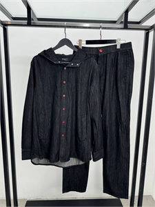 {{productViewItem.photos[photoViewList.activeNavIndex].Alt || productViewItem.photos[photoViewList.activeNavIndex].Description || 'Джинсовый костюм KITON'}}