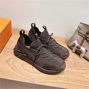 {{productViewItem.photos[photoViewList.activeNavIndex].Alt || productViewItem.photos[photoViewList.activeNavIndex].Description || 'Кроссовки HERMES'}}