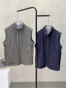 {{productViewItem.photos[photoViewList.activeNavIndex].Alt || productViewItem.photos[photoViewList.activeNavIndex].Description || 'Двухсторонняя безрукавка ZEGNA'}}