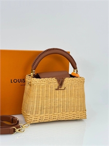 {{productViewItem.photos[photoViewList.activeNavIndex].Alt || productViewItem.photos[photoViewList.activeNavIndex].Description || 'Сумка  LOUIS VUITTON'}}