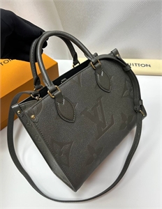 {{productViewItem.photos[photoViewList.activeNavIndex].Alt || productViewItem.photos[photoViewList.activeNavIndex].Description || 'Сумка  LOUIS VUITTON'}}