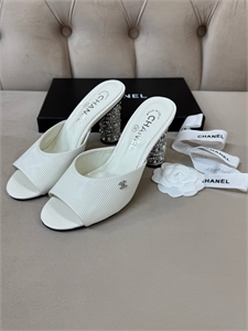 {{productViewItem.photos[photoViewList.activeNavIndex].Alt || productViewItem.photos[photoViewList.activeNavIndex].Description || 'Босоножки CHANEL'}}