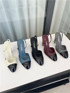 {{productViewItem.photos[photoViewList.activeNavIndex].Alt || productViewItem.photos[photoViewList.activeNavIndex].Description || 'Туфли CHANEL'}}