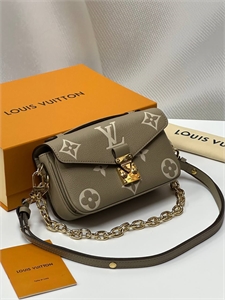 {{productViewItem.photos[photoViewList.activeNavIndex].Alt || productViewItem.photos[photoViewList.activeNavIndex].Description || 'Сумка  LOUIS VUITTON'}}