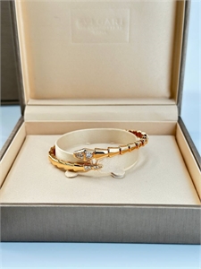 {{productViewItem.photos[photoViewList.activeNavIndex].Alt || productViewItem.photos[photoViewList.activeNavIndex].Description || 'Браслет BVLGARI'}}