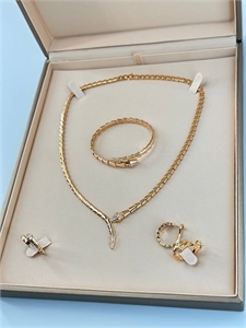 {{productViewItem.photos[photoViewList.activeNavIndex].Alt || productViewItem.photos[photoViewList.activeNavIndex].Description || 'Кольцо BVLGARI'}}