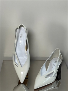 {{productViewItem.photos[photoViewList.activeNavIndex].Alt || productViewItem.photos[photoViewList.activeNavIndex].Description || 'Туфли PRADA'}}