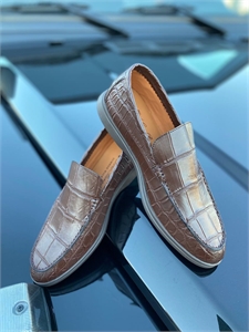 {{productViewItem.photos[photoViewList.activeNavIndex].Alt || productViewItem.photos[photoViewList.activeNavIndex].Description || 'Лоферы LORO PIANA из кожи крокодила'}}