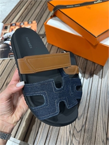 {{productViewItem.photos[photoViewList.activeNavIndex].Alt || productViewItem.photos[photoViewList.activeNavIndex].Description || 'Сандали HERMES'}}