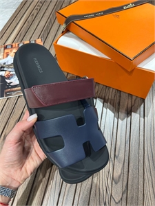 {{productViewItem.photos[photoViewList.activeNavIndex].Alt || productViewItem.photos[photoViewList.activeNavIndex].Description || 'Сандали HERMES'}}