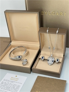 {{productViewItem.photos[photoViewList.activeNavIndex].Alt || productViewItem.photos[photoViewList.activeNavIndex].Description || 'Кулон BVLGARI'}}