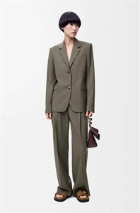 {{productViewItem.photos[photoViewList.activeNavIndex].Alt || productViewItem.photos[photoViewList.activeNavIndex].Description || 'Костюм LOEWE'}}