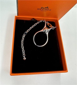 {{productViewItem.photos[photoViewList.activeNavIndex].Alt || productViewItem.photos[photoViewList.activeNavIndex].Description || 'Брелок HERMES'}}