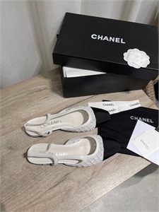 {{productViewItem.photos[photoViewList.activeNavIndex].Alt || productViewItem.photos[photoViewList.activeNavIndex].Description || 'Туфли CHANEL'}}