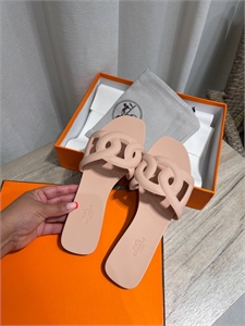 {{productViewItem.photos[photoViewList.activeNavIndex].Alt || productViewItem.photos[photoViewList.activeNavIndex].Description || 'Тапочки HERMES'}}
