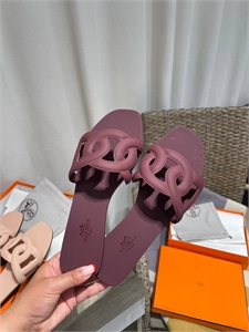{{productViewItem.photos[photoViewList.activeNavIndex].Alt || productViewItem.photos[photoViewList.activeNavIndex].Description || 'Тапочки HERMES'}}