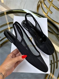 {{productViewItem.photos[photoViewList.activeNavIndex].Alt || productViewItem.photos[photoViewList.activeNavIndex].Description || 'Балетки THE ROW'}}