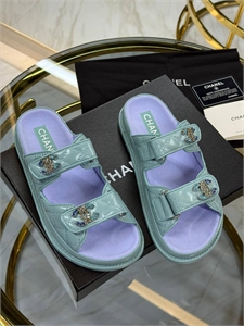 {{productViewItem.photos[photoViewList.activeNavIndex].Alt || productViewItem.photos[photoViewList.activeNavIndex].Description || 'Шлепанцы CHANEL'}}
