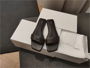 {{productViewItem.photos[photoViewList.activeNavIndex].Alt || productViewItem.photos[photoViewList.activeNavIndex].Description || 'Шлепанцы MIU MIU'}}