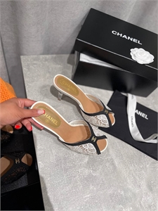 {{productViewItem.photos[photoViewList.activeNavIndex].Alt || productViewItem.photos[photoViewList.activeNavIndex].Description || 'Босоножки CHANEL'}}