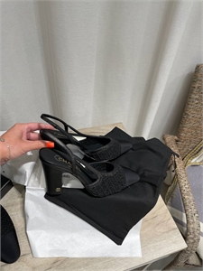 {{productViewItem.photos[photoViewList.activeNavIndex].Alt || productViewItem.photos[photoViewList.activeNavIndex].Description || 'Туфли CHANEL'}}