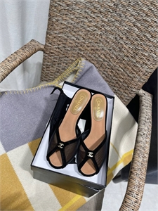 {{productViewItem.photos[photoViewList.activeNavIndex].Alt || productViewItem.photos[photoViewList.activeNavIndex].Description || 'Босоножки CHANEL'}}