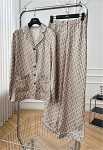{{productViewItem.photos[photoViewList.activeNavIndex].Alt || productViewItem.photos[photoViewList.activeNavIndex].Description || 'Костюм DIOR'}}