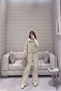 {{productViewItem.photos[photoViewList.activeNavIndex].Alt || productViewItem.photos[photoViewList.activeNavIndex].Description || 'Брюки DIOR'}}