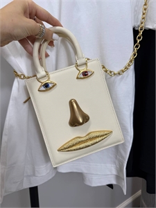 {{productViewItem.photos[photoViewList.activeNavIndex].Alt || productViewItem.photos[photoViewList.activeNavIndex].Description || 'Сумка Schiaparelli'}}