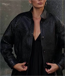 {{productViewItem.photos[photoViewList.activeNavIndex].Alt || productViewItem.photos[photoViewList.activeNavIndex].Description || 'Куртка BOTTEGA VENETA'}}