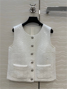 {{productViewItem.photos[photoViewList.activeNavIndex].Alt || productViewItem.photos[photoViewList.activeNavIndex].Description || 'Жилет CHANEL'}}