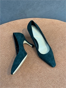 {{productViewItem.photos[photoViewList.activeNavIndex].Alt || productViewItem.photos[photoViewList.activeNavIndex].Description || 'Туфли DIOR'}}