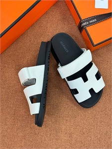 {{productViewItem.photos[photoViewList.activeNavIndex].Alt || productViewItem.photos[photoViewList.activeNavIndex].Description || 'Тапочки HERMES'}}