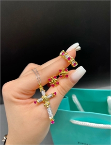 {{productViewItem.photos[photoViewList.activeNavIndex].Alt || productViewItem.photos[photoViewList.activeNavIndex].Description || 'Крест Tiffany&amp;Co'}}