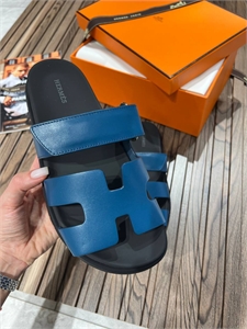 {{productViewItem.photos[photoViewList.activeNavIndex].Alt || productViewItem.photos[photoViewList.activeNavIndex].Description || 'Сандали HERMES'}}