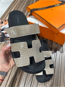 {{productViewItem.photos[photoViewList.activeNavIndex].Alt || productViewItem.photos[photoViewList.activeNavIndex].Description || 'Сандали HERMES'}}
