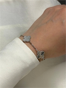 {{productViewItem.photos[photoViewList.activeNavIndex].Alt || productViewItem.photos[photoViewList.activeNavIndex].Description || 'Браслет Van Cleef 5 мотивов Серебро 925 п'}}