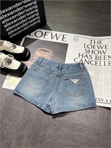 {{productViewItem.photos[photoViewList.activeNavIndex].Alt || productViewItem.photos[photoViewList.activeNavIndex].Description || 'Шорты PRADA'}}