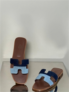 {{productViewItem.photos[photoViewList.activeNavIndex].Alt || productViewItem.photos[photoViewList.activeNavIndex].Description || 'Тапочки HERMES'}}
