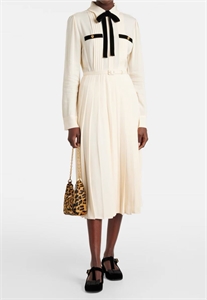 {{productViewItem.photos[photoViewList.activeNavIndex].Alt || productViewItem.photos[photoViewList.activeNavIndex].Description || 'Платье PRADA'}}