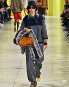 {{productViewItem.photos[photoViewList.activeNavIndex].Alt || productViewItem.photos[photoViewList.activeNavIndex].Description || 'Костюм MIU MIU'}}