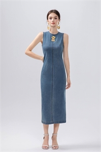 {{productViewItem.photos[photoViewList.activeNavIndex].Alt || productViewItem.photos[photoViewList.activeNavIndex].Description || 'Платье Schiaparelli'}}