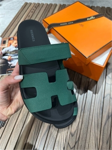 {{productViewItem.photos[photoViewList.activeNavIndex].Alt || productViewItem.photos[photoViewList.activeNavIndex].Description || 'Сандали HERMES'}}