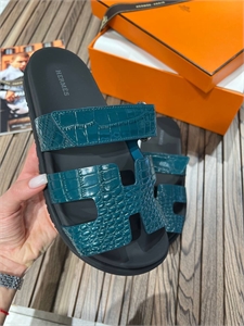 {{productViewItem.photos[photoViewList.activeNavIndex].Alt || productViewItem.photos[photoViewList.activeNavIndex].Description || 'Сандали HERMES'}}