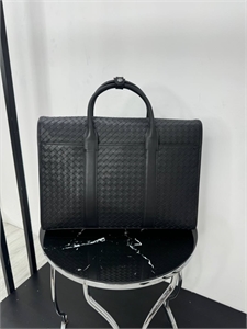{{productViewItem.photos[photoViewList.activeNavIndex].Alt || productViewItem.photos[photoViewList.activeNavIndex].Description || 'Портфель  BV'}}